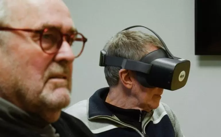 Två äldre män testar VR-glasögon