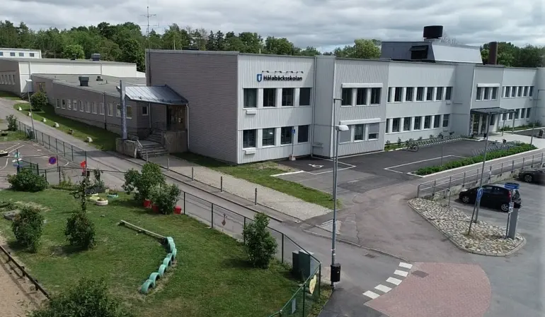 Byggnad och omgivning Hålabäckskolan.
