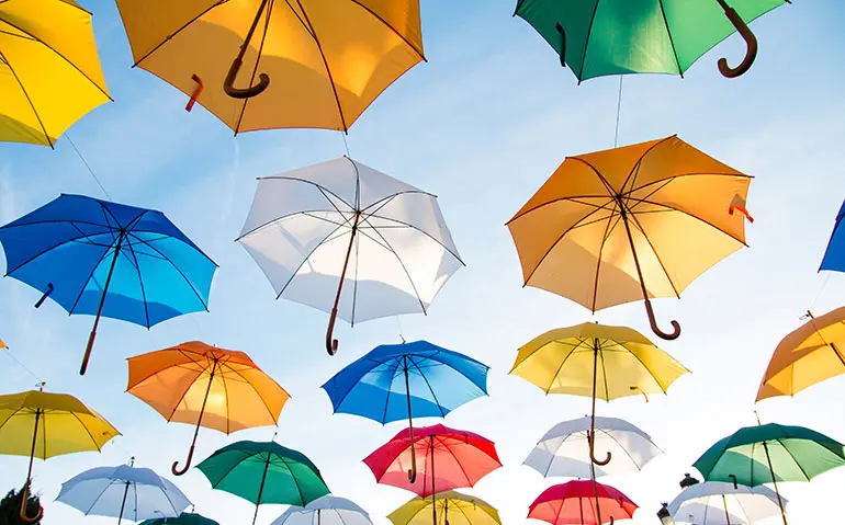 Bild på paraplyer som ska symbolisera att vi samlar föreningar, näringsliv och kommun under samma paraply.