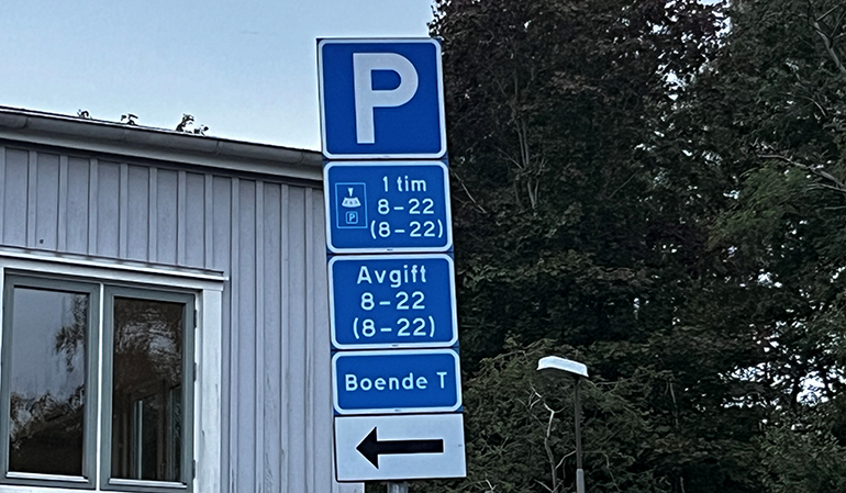 Parkeringsskylt för boendeparkering. På skylten står text som beskriver att på platsen gäller parkering med p-skriva i 1 timme mellan klockan 8 och 22 på vardagar och lördagar. Utöver det gäller avgift samma tider. Det är även boendeparkering för de som bor i område T.