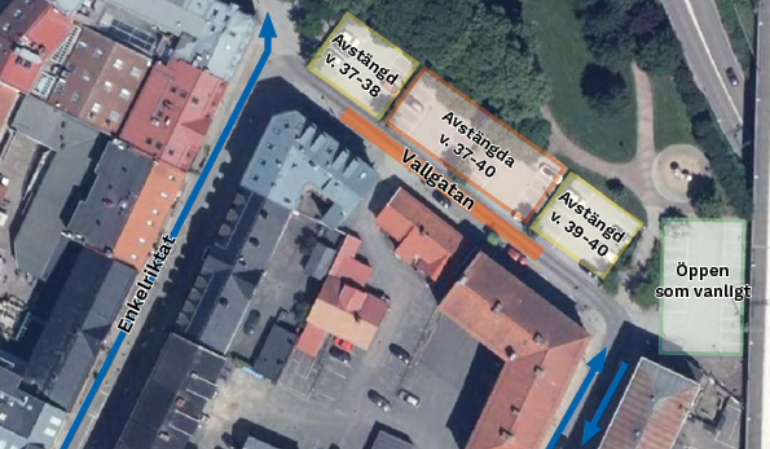 Kartbilder över arbetsområdet. Kartan visar att Kyrkogatan under denna period är enkelriktad. Att den västra parkeringen längs med Vallgatan är avstängd vecka 37 och 38. De två mittersta parkeringarna är avstängda vecka 37 till 40. Den östra parkeringen är stängd vecka 39 och 40. Parkeringen närmast järnvägen är öppen som vanligt.
