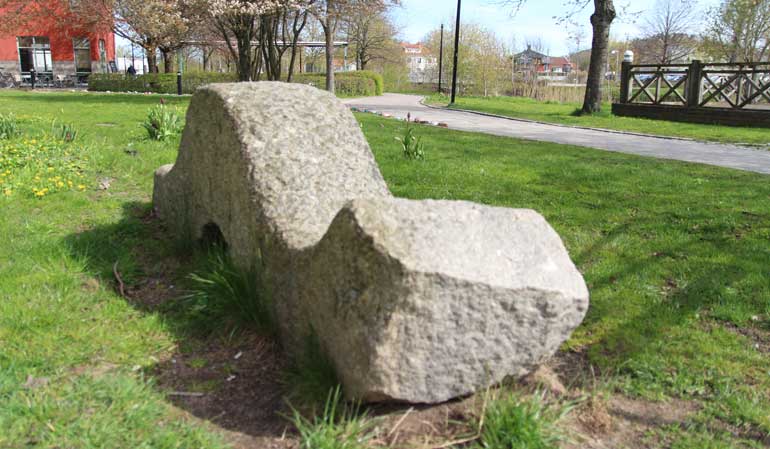 Mätaren är en stenskulptur i form av ett vågigt stenblock
