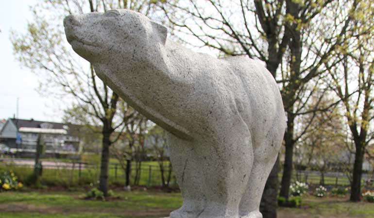 Skulptur i form av en isbjörn vid namn Snövit av  Björn Wennergren