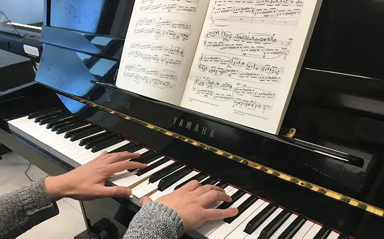Person spelar piano