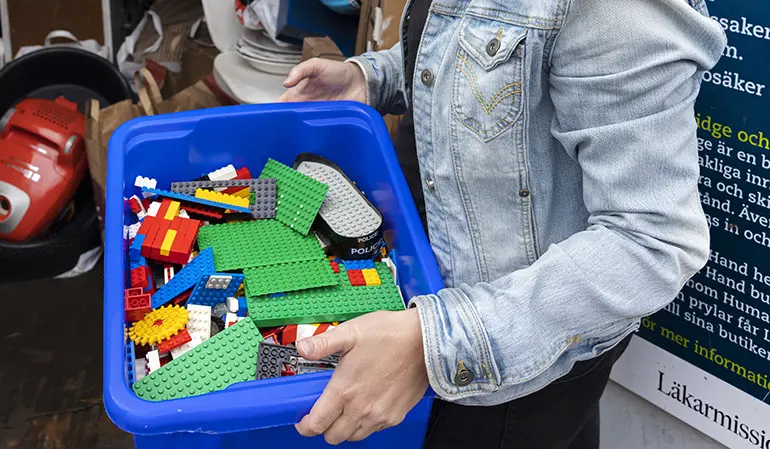 LEGO-bitar som lämnas på en återvinningscentral.