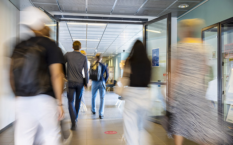 Elever som går i en skolkorridor
