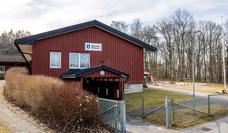 En röd byggnad som det står Ögärdets förskola på.