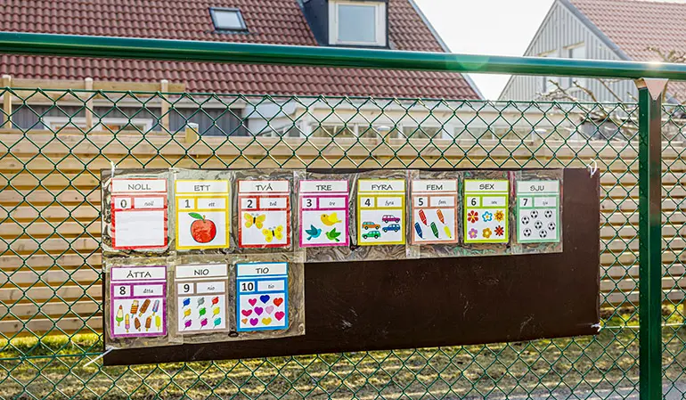 Förskolans gröna staket med räkneexempel på.