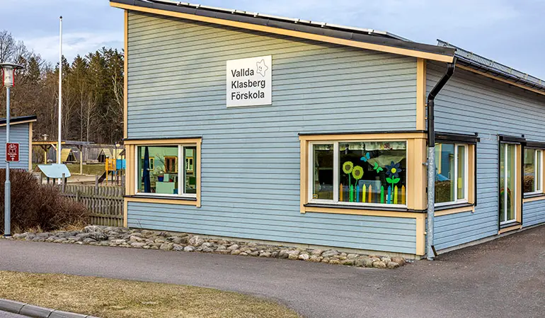 Sidgaveln på förskolan. På byggnaden finns en skylt med texten Vallda Klasberg Förskola.