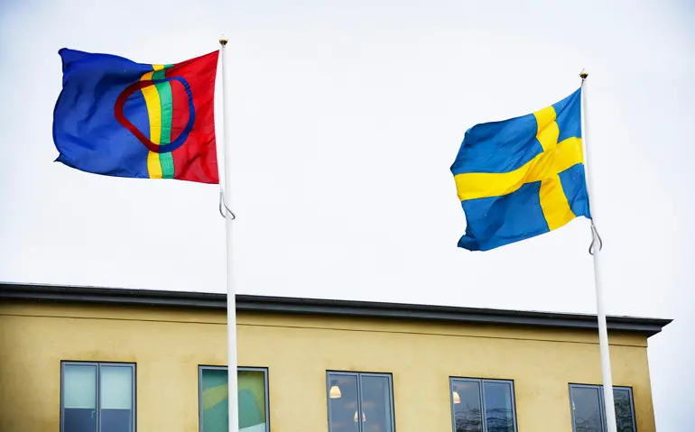 Samisk flagga och Svenska flaggan vajar i vinden utanför Stadshuset i Kungsbacka.