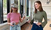 Två gymnasieelever som använder VR-utrustning